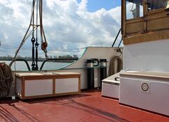 Auf dem Mitteldeck stehen vor dem Steuerhaus mehrere Deckskisten mit Holzdeckeln, die eine ideale Größe zum Sitzen haben.