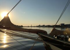 Sonnenaufgang Hafen Rostock Segelschiff