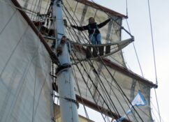 Mast Segelschiff klettern bis zur Saling