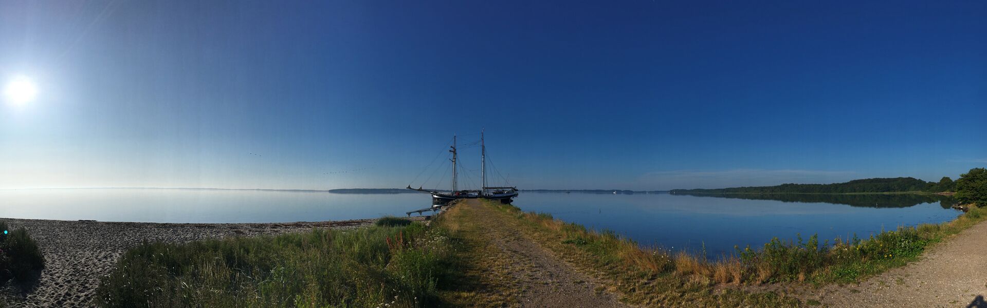 Die Banjaard hat an einem versteckt-gelegenen Anleger festgemacht: kein Ort, keine Menschen, keine anderen Schiffe sind zu sehen, nur die wunderschöne Kulisse Dänemarks und der unendliche strahlend-blaue Himmel.