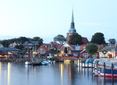 Stadtansicht von Nysted mit der Kirche und roten Häusern am Wasser