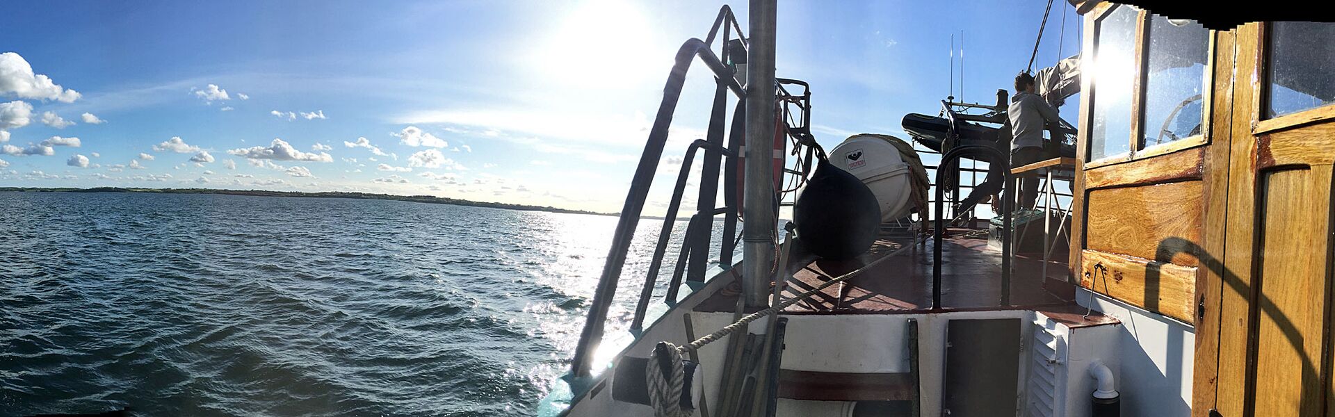 Blick am Steurhaus vorbei über das Achterdeck des Segelschiffs Banjaard über das auf Meer zum Horizont