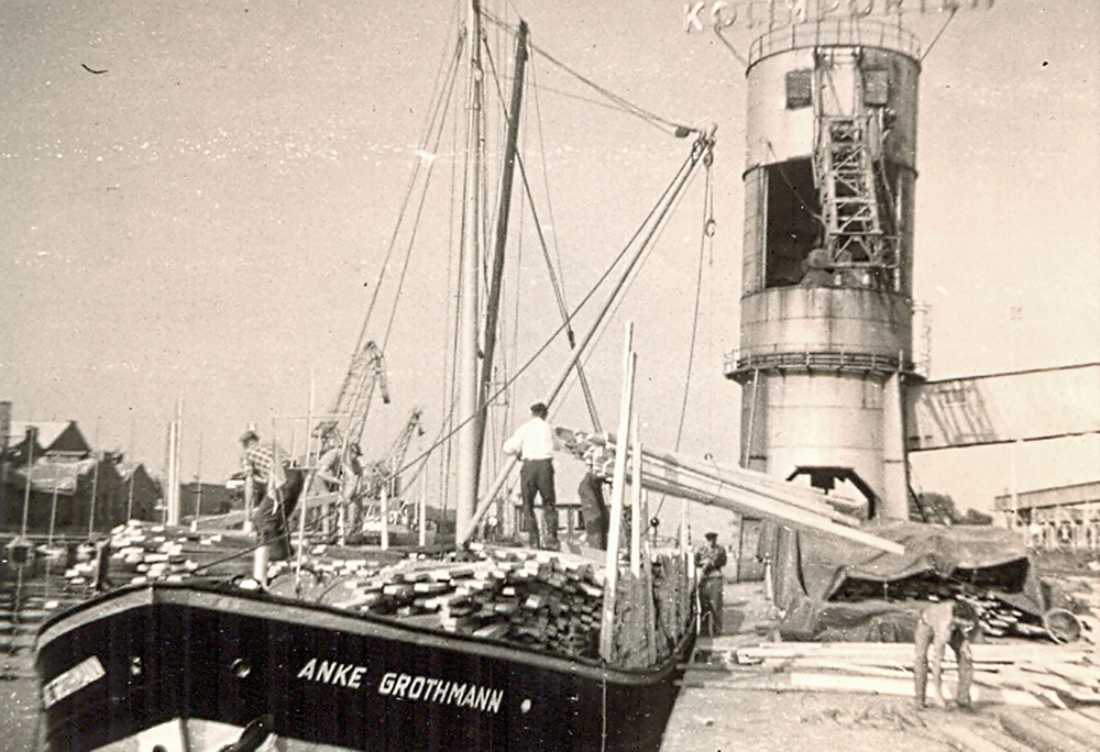 Frachter Anke Grothmann beim Holzladen