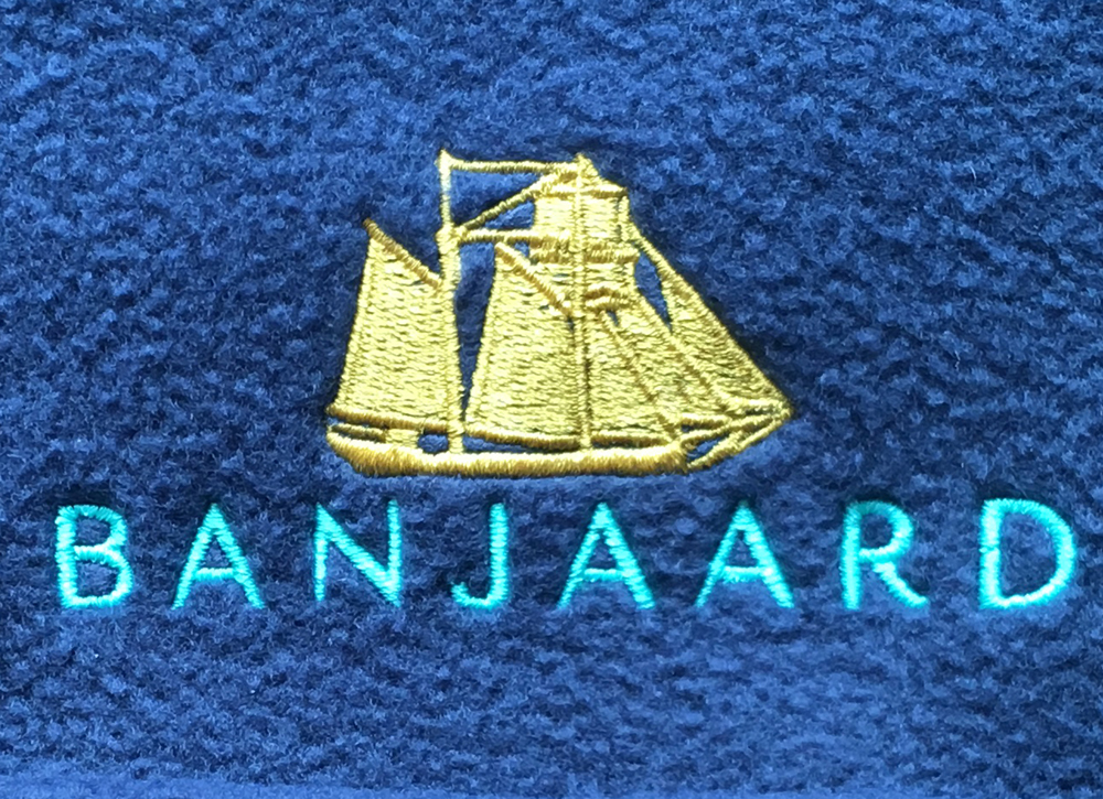 Banjaard Stickerei Schal und Mütze