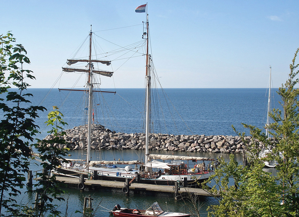 versteckter Naturhafen Ruegen mit Segelschiff Banjaard