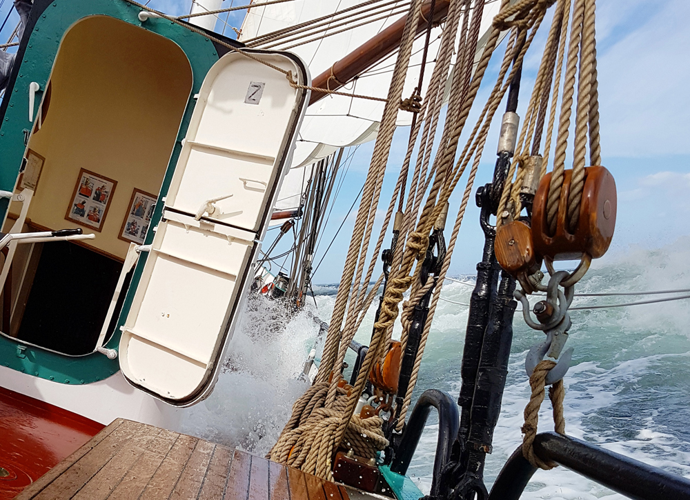Wasser im Gangbord an Deck Segelschiff