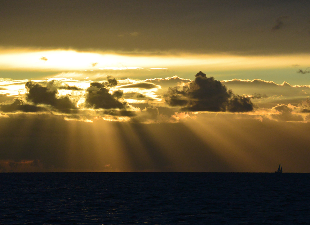 Beeindruckendes Spiel von Wolken und Licht ueber der Nordsee